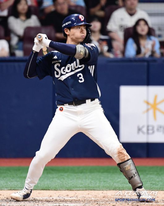 1일 고척돔에서 열린 KBO리그 키움과 두산의 경기. 타격하는 두산 임종성. 고척=송정헌 기자songs@sportschosun.com/2025.06.01/