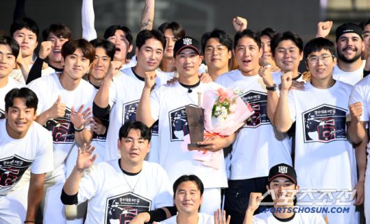 1일 수원KT위즈파크에서 열린 KIA와 KT의 경기, 경기 후 진행된 박경수의 은퇴식에서 박경수가 선수들과 함께 기념촬영을 하고 있다. 수원=허상욱 기자wook@sportschosun.com/2025.06.01/