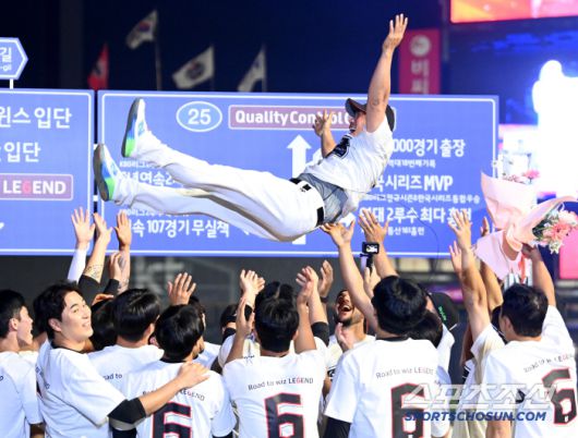 1일 수원KT위즈파크에서 열린 KIA와 KT의 경기, 경기 후 진행된 박경수의 은퇴식에서 박경수가 헹가레를 받고 있다. 수원=허상욱 기자wook@sportschosun.com/2025.06.01/