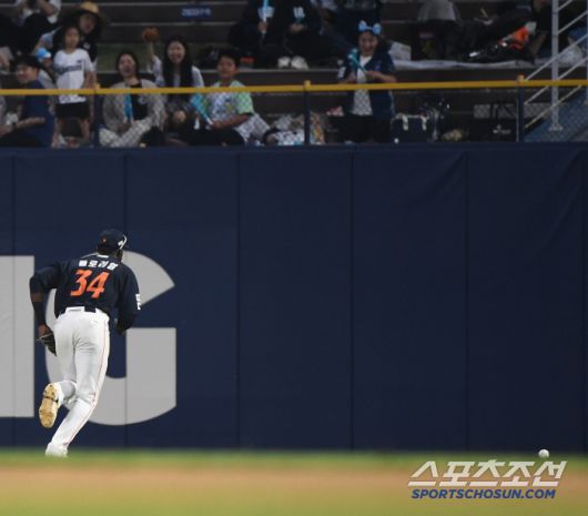 1일 창원 NC파크에서 열린 한화-NC전. 7회말 2사 1, 2루 한석현의 타구를 플로리얼이 판단 미스로 놓치고 있다. 창원=정재근 기자 cjg@sportschosun.com/2025.6.1/