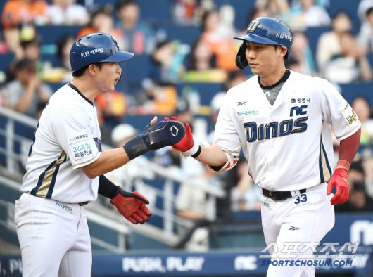 1일 창원 NC파크에서 열린 한화-NC전. 2회말 2사 1루 한석현이 투런포를 친 후 천재환의 축하를 받고 있다. 창원=정재근 기자 cjg@sportschosun.com/2025.6.1/