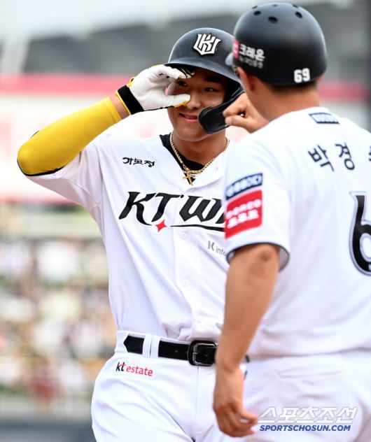 1일 수원KT위즈파크에서 열린 KIA와 KT의 경기, 1회말 1사 1루  KT 안현민이 안타를 치고 기뻐하고 있다. 수원=허상욱 기자wook@sportschosun.com/2025.06.01/