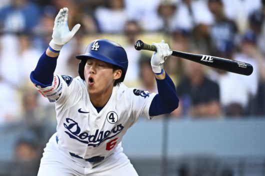 LA 다저스 김혜성이 2일(한국시각) 다저스타디움에서 열린 뉴욕 양키스전에 8회 대타로 들어가 상대 우완 데빈 윌리엄스의 몸쪽 공을 가까스로 피하고 있다. Imagn Images연합뉴스