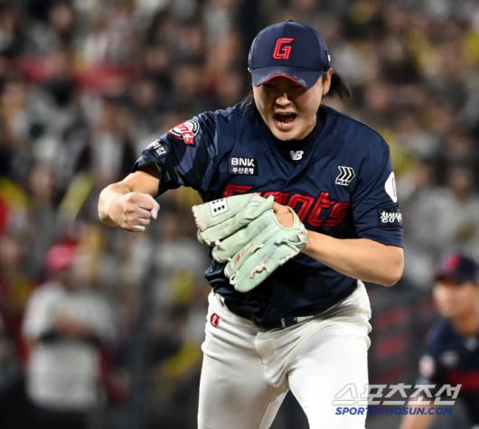 14일 광주KIA챔피언스필드에서 열린 롯데와 KIA의 경기, 7회말 2사 1,3루 롯데 정철원이 KIA 오선우를 삼진처리하며 환호하고 있다. 광주=허상욱 기자wook@sportschosun.com/2025.05.14/