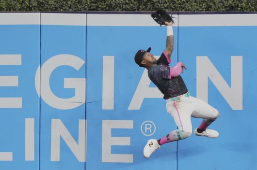 마이애미 중견수 데인 마이어스가 지난 1일(한국시각) 샌프란시스코전에서 7회 이정후의 큼지막한 3루타성 타구를 펜스에 부딪히며 잡아내고 있다. AP연합뉴스