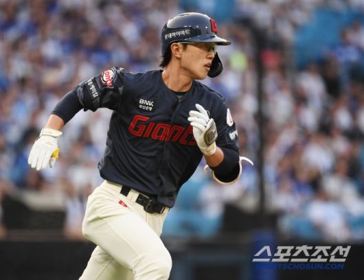 27일 대구 라이온즈파크에서 열린 롯데-삼성전. 2회초 2사 1루 전민재가 안타를 치고 있다. 대구=정재근 기자 cjg@sportschosun.com/2025.5.27/