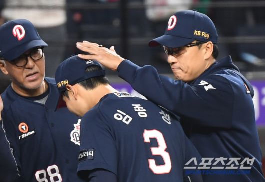 13일 대전 한화생명볼파크에서 열린 두산-한화전. 두산이 연장 11회 승부끝에 4대3으로 승리했다. 11회초 결승타를 친 임종성이 이승엽 감독의 환영을 받고 있다. 대전=정재근 기자 cjg@sportschosun.com/2025..5.13/