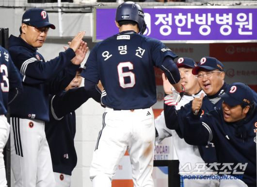 14일 대전 한화생명볼파크에서 열린 두산-한화전. 8회초 2사 3루 강승호의 안타 때 득점한 오명진이 이승엽 감독과 조인성, 박석민 코치의 환영을 받고 있다. 대전=정재근 기자 cjg@sportschosun.com/2025..5.14/