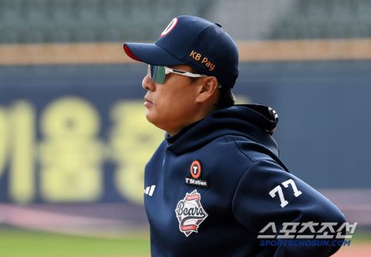 10일 잠실구장에서 열린 두산 베어스와 한화 이글스의 경기. 두산 이승엽 감독이 훈련을 지켜보고 있다. 잠실=박재만 기자 pjm@sportschosun.com/2025.04.10/