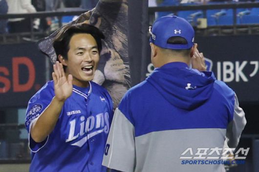 삼성 라이온즈 김태훈이 1일 LG 트윈스전서 승리 후 사자 깃발을 들고 박진만 감독과 하이파이브를 하고 있다. 사진제공=삼성 라이온즈