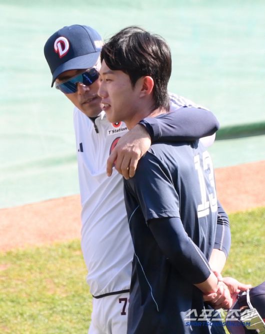 25일 서울 잠실구장에서 열린 롯데-두산전. 롯데 전민재가 두산 조성환 코치와 반갑게 인사하고 있다. 잠실=정재근 기자 cjg@sportschosun.com/2025.4.25/
