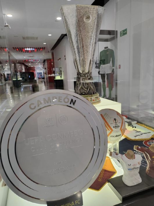 스페인 세비야가 2023년에 획득한 UEFA-CONMEBOL 우승컵. TBR풋볼 기사캡쳐
