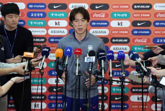 인터뷰하는 홍명보 감독      (영종도=연합뉴스) 윤동진 기자 = 홍명보 대한민국 축구대표팀 감독이 2일 인천국제공항 제1터미널을 통해 이라크로 출국하기 앞서 인터뷰를 하고 있다. 2025.6.2