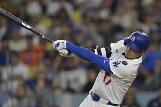 LA 다저스 오타니 쇼헤이가 지난 3일(한국시각) 뉴욕 메츠와의 홈경기에서 7회말 우월 솔로홈런을 터뜨리고 있다. AP연합뉴스