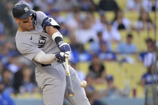 뉴욕 양키스 애런 저지가 지난 1일(한국시각) LA 다저스전에서 8회 솔로홈런을 터뜨리고 있다. Imagn Images연합뉴스