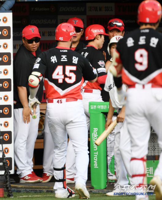 3일 잠실구장에서 열린 두산 베어스와 KIA 타이거즈의 경기. KIA 이범호 감독이 득점한 김호령을 반기고 있다. 잠실=박재만 기자 pjm@sportschosun.com/2025.06.03/