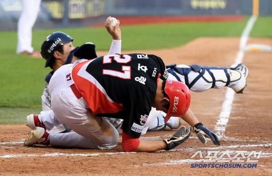 3일 잠실구장에서 열린 두산 베어스와 KIA 타이거즈의 경기. 7회초 2사 1,3루 KIA 김호령이 더블스틸 떄 홈을 노렸지만 두산 포수 김기연에게 태그 당하고 있다. 잠실=박재만 기자 pjm@sportschosun.com/2025.06.03/