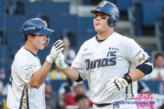 NC 다이노스 김형준이 3회말 선제 솔로포를 날린 뒤 다음타자인 천재환과 하이파이브를 하고 있다. 사진제공=NC 다이노스