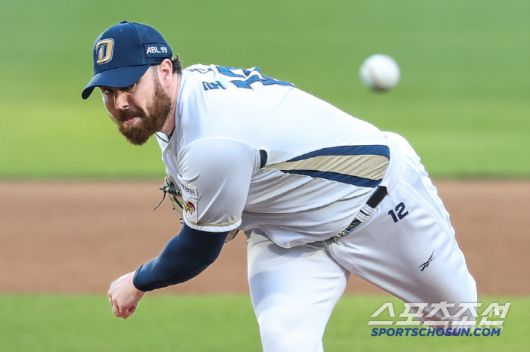 NC 다이노스 로건이 4일 LG 트윈스전서 선발등판해 역투하고 있다. 사진제공=NC 다이노스