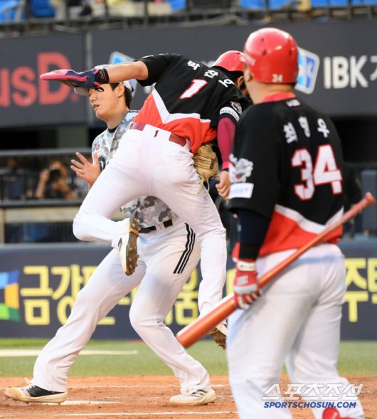 3회초 2사 1,3루 KIA 박찬호가 폭투를 틈타 홈을 노렸지만 슬라이딩조차 해보지 못하고 그대로 태그 아웃 당했다. 잠실=박재만 기자 pjm@sportschosun.com