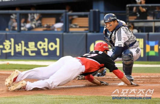 윤도현 3루 땅볼 때 홈을 노렸던 김호령이 먼저 태그 아웃 당했다.