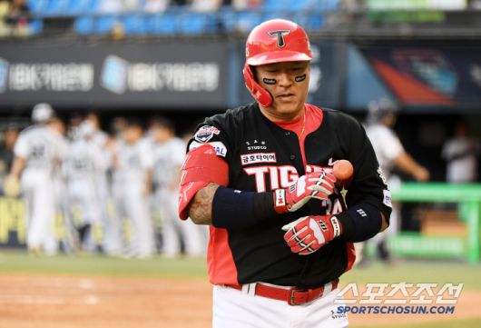 4번 타자 최형우는 타석에서 아무것도 못하고 허무하게 3회를 마쳤다.