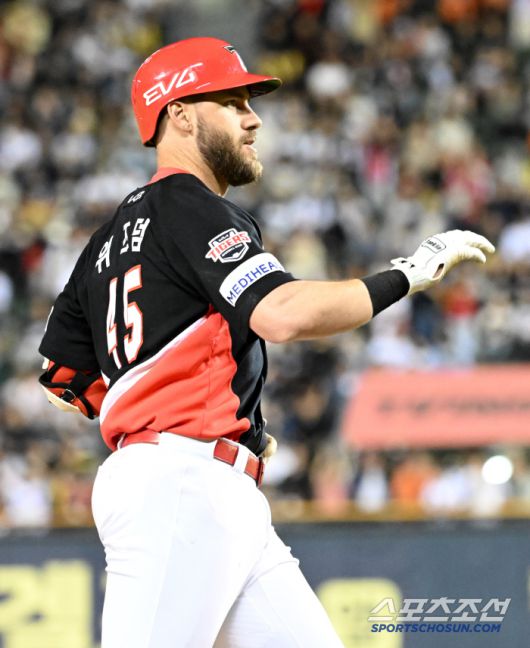 경기 분위기를 내줄 뻔했던 KIA를 구한 위즈덤의 역전 투런포.