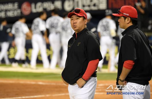 승리 후 안도의 한숨을 내쉰 이범호 감독.
