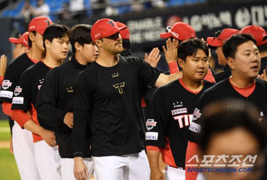 5회 밖에 던지지 못해 아쉬웠던 네일은 팀 연승과 함께 승리 투수가 됐다.