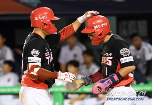 4일 잠실구장에서 열린 두산 베어스와 KIA 타이거즈의 경기. 9회초 투런포를 터뜨린 KIA 최원준이 박찬호와 장난을 치고 있다. 잠실=박재만 기자 pjm@sportschosun.com/2025.06.04/
