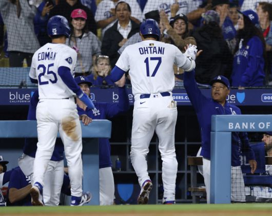 LA 다저스 오타니 쇼헤이와 데이브 로버츠 감독. AFP연합뉴스