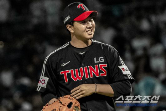 LG 유영찬이 8회말 1사 만루의 위기를 무실점으로 막은 뒤 웃으며 마운드를 내려오고 있다. 사진제공=LG 트윈스