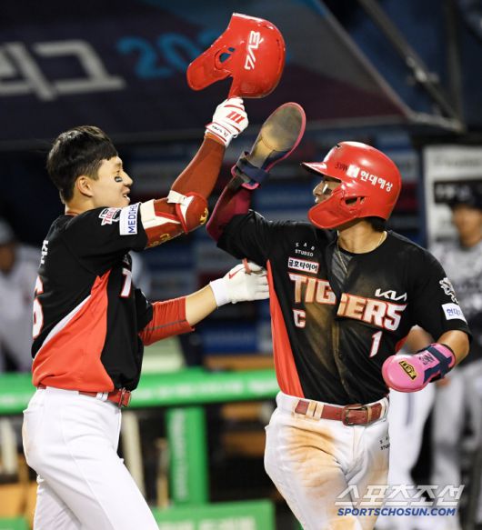 4일 잠실구장에서 열린 두산 베어스와 KIA 타이거즈의 경기. 9회초 투런포를 터뜨린 KIA 최원준이 박찬호와 장난을 치고 있다. 잠실=박재만 기자 pjm@sportschosun.com/2025.06.04/
