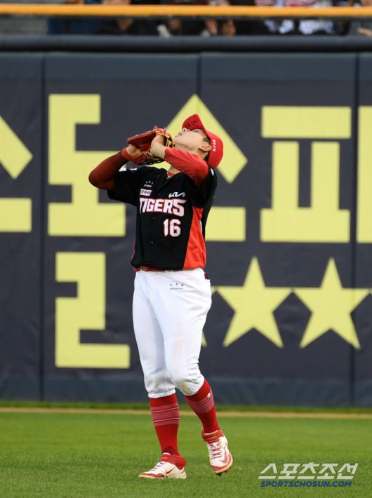 3일 잠실구장에서 열린 두산 베어스와 KIA 타이거즈의 경기. 5회초 2사 2루 KIA 우익수 최원준이 두산 케이브 뜬공을 포구 실책한 뒤 아쉬워하고 있다. 잠실=박재만 기자 pjm@sportschosun.com/2025.06.03/