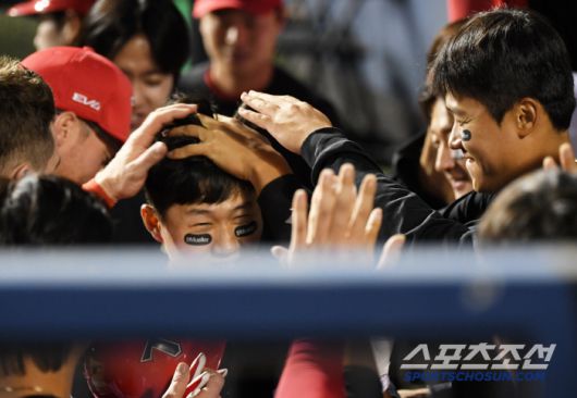 4일 잠실구장에서 열린 두산 베어스와 KIA 타이거즈의 경기. 9회초 무사 1루 KIA 최원준이 투런포를 날린 뒤 환호하고 있다. 잠실=박재만 기자 pjm@sportschosun.com/2025.06.04/