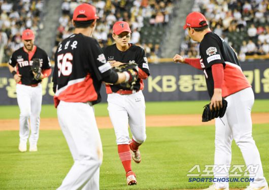4일 잠실구장에서 열린 두산 베어스와 KIA 타이거즈의 경기. KIA 우익수 최원준이 수비를 마친 뒤 더그아웃으로 향하고 있다. 잠실=박재만 기자 pjm@sportschosun.com/2025.06.04/