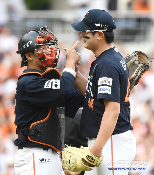 31일 창원 NC파크에서 열린 한화-NC전. 한화가 9대6으로 승리했다. 블론 세이브 후 어렵게 승리를 지킨 김서현이 승리 세리머니를 하려던 최재훈의 손을 들어올리지 못하고 있다. 창원=정재근 기자