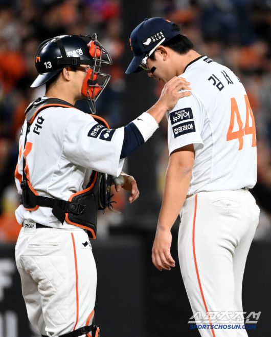 최재훈이 안현민에 1타점 3루타를 내준 김서현을 다독이고 있다.
