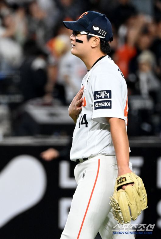 경기를 승리로 끝낸 후 안도하는 김서현