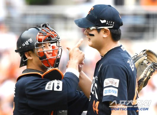 31일 창원 NC파크에서 열린 한화-NC전.  블론 세이브 후 어렵게 승리를 지킨 김서현을 향해 최재훈이 장난을 치고 있다. 창원=정재근 기자