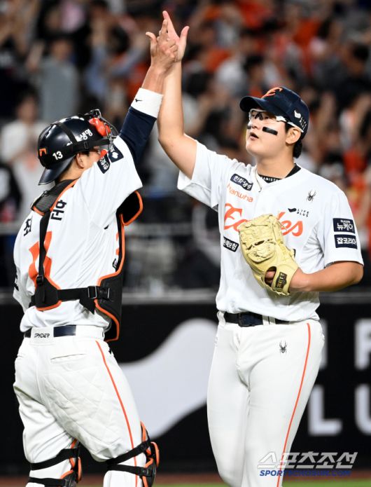 KT 추격을 막아낸 김서현 최재훈의 승리 세리머니