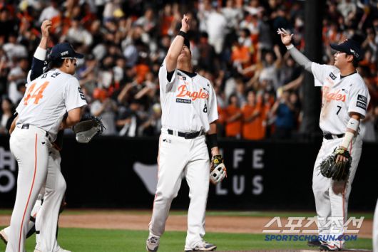 김서현-최재훈의 세리머니를 함께하는 노시환과 이도윤