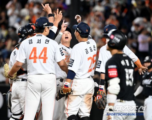 다함께 모여 펼치는 승리의 세리머니