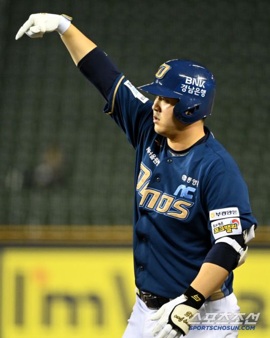 22일 잠실야구장에서 열린 NC와 LG의 경기, 4회초 1사 2루 NC 김형준이 역전 1타점 적시타를 치고 환호하고 있다. 잠실=허상욱 기자wook@sportschosun.com/2025.04.22/