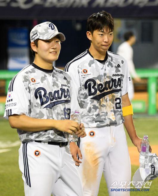 5일 잠실구장에서 열린 두산 베어스와 KIA 타이거즈의 경기. 10회말 2사 1,3루 두산 김민석 끝내기 안타로 승리한 김택연이 기뻐하고 있다. 잠실=박재만 기자 pjm@sportschosun.com/2025.06.05/