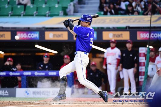 5일 인천 SSG랜더스필드에서 열린 KBO리그 SSG와 삼성의 경기. 5회 2사 만루. 1타점 내야안타를 만들고 있는 구자욱. 인천=송정헌 기자songs@sportschosun.com/2025.06.05/