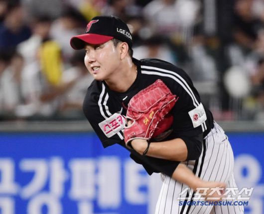 18일 부산 사직야구장에서 열린 롯데와 LG의 경기. 9회 마운드에 올라 투구하는 LG 유영찬. 부산=송정헌 기자songs@sportschosun.com/2024.09.18/