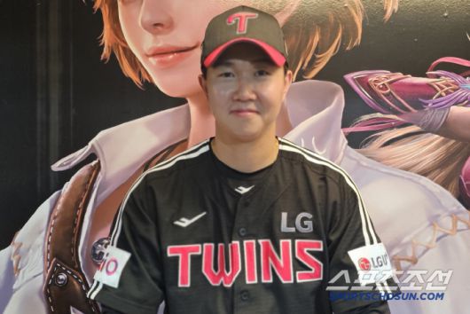 LG 유영찬이 5일 NC전서 5아웃 세이브를 기록한 뒤 인터뷰를 하고 있다. 창원=권인하 기자