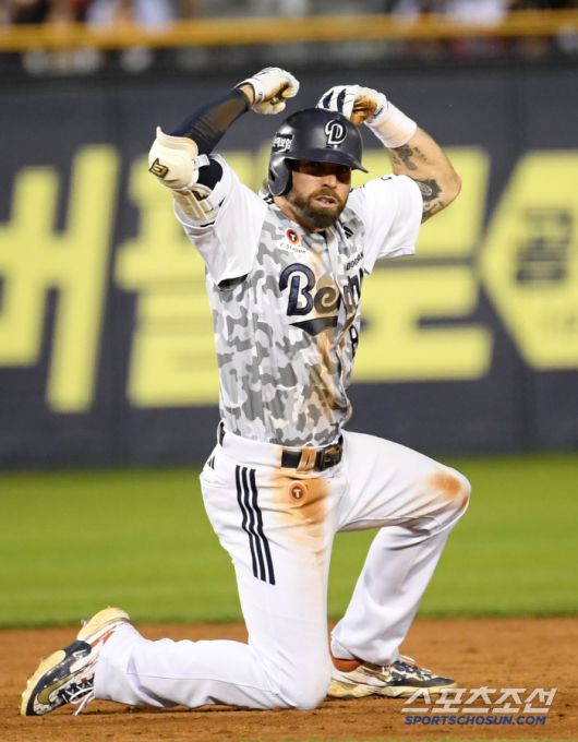 5일 잠실구장에서 열린 두산 베어스와 KIA 타이거즈의 경기. 10회말 1사 두산 케이브가 안타를 날린 뒤 2루를 향해 몸을 날리고 있다. 잠실=박재만 기자 pjm@sportschosun.com/2025.06.05/