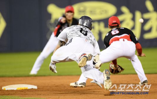 5일 잠실구장에서 열린 두산 베어스와 KIA 타이거즈의 경기. 10회말 1사 두산 케이브가 안타를 날린 뒤 2루를 향해 몸을 날리고 있다. 잠실=박재만 기자 pjm@sportschosun.com/2025.06.05/